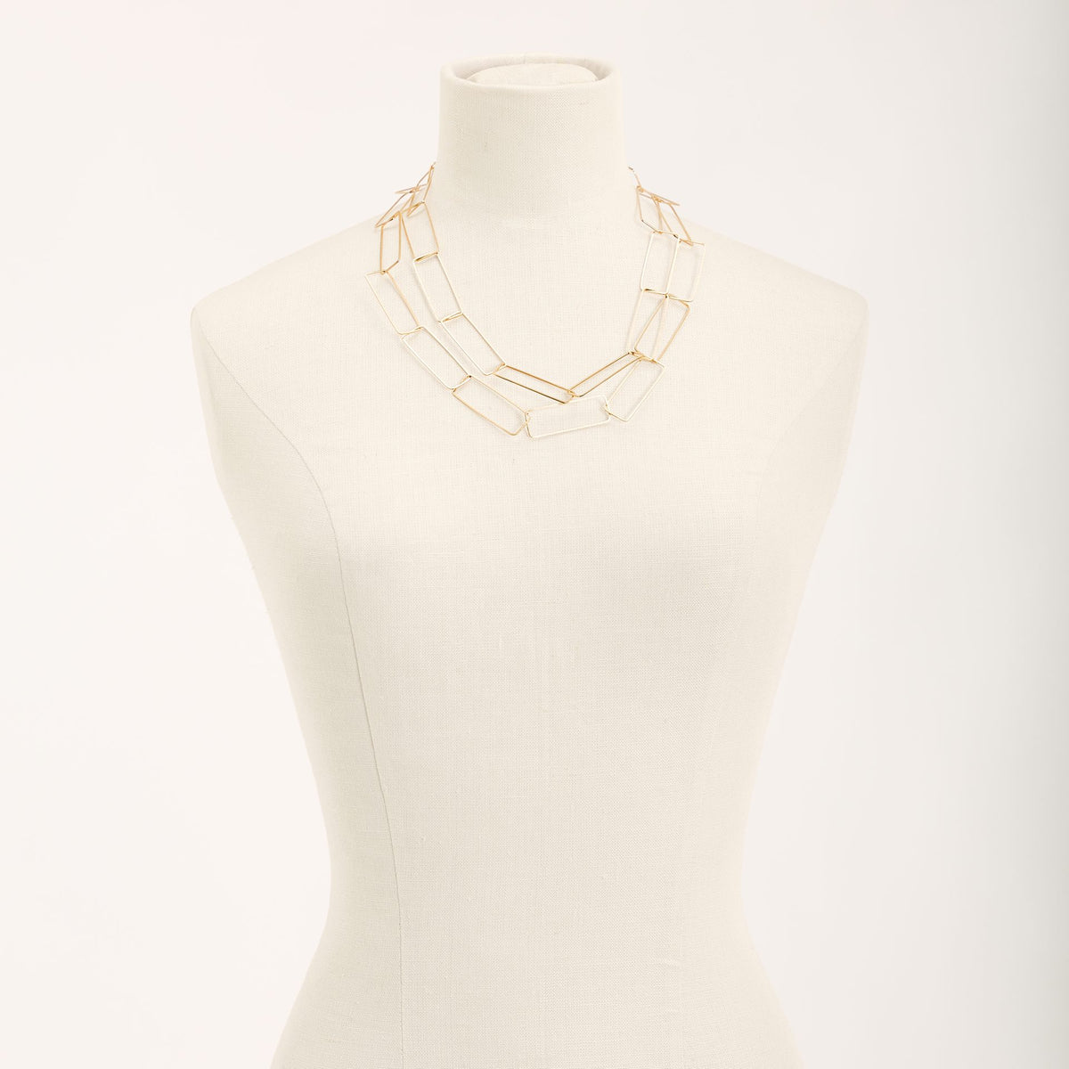 Collana Aria Lunga Oro in argento 925, su fondo chiaro