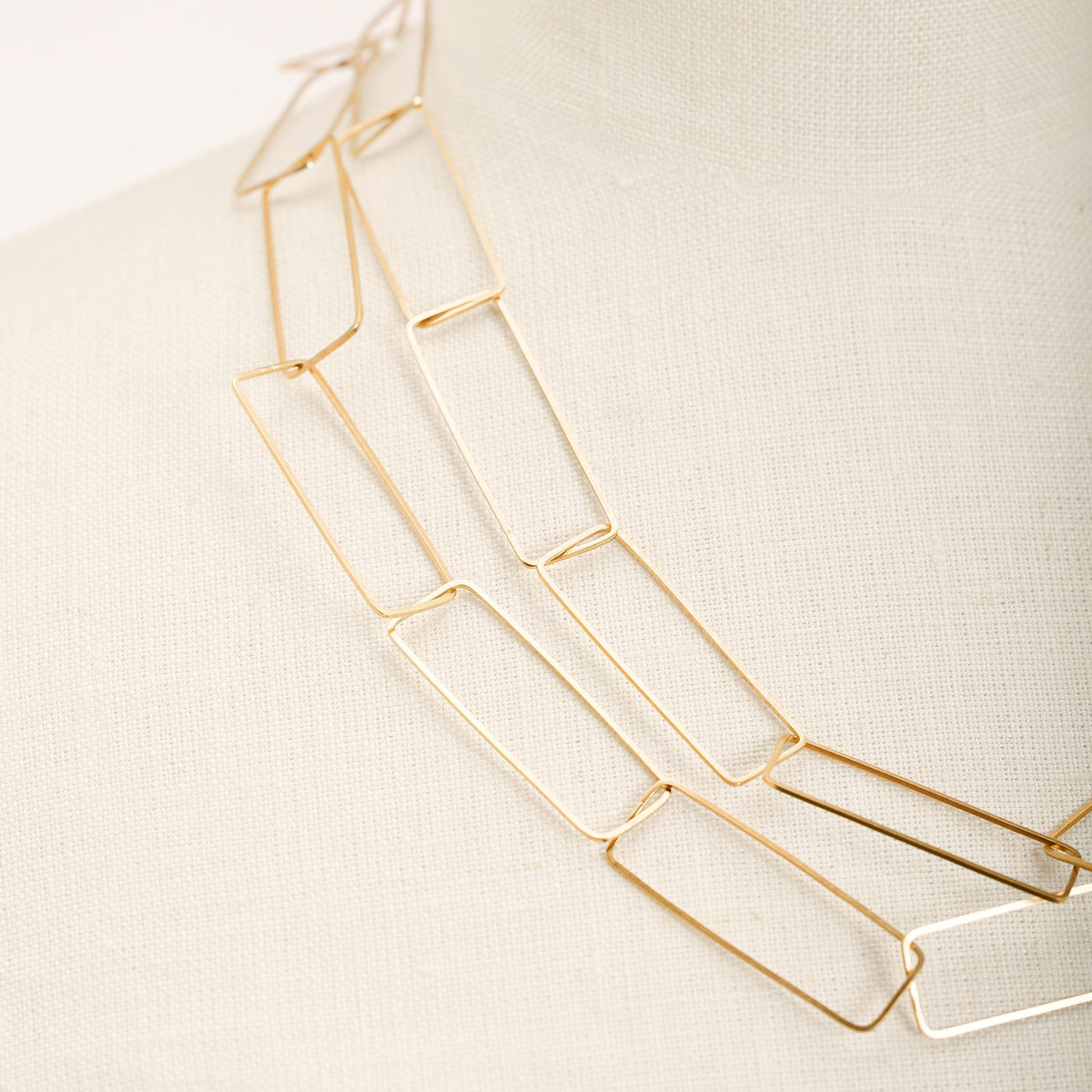 Collana Aria Lunga Oro in argento 925, su fondo chiaro