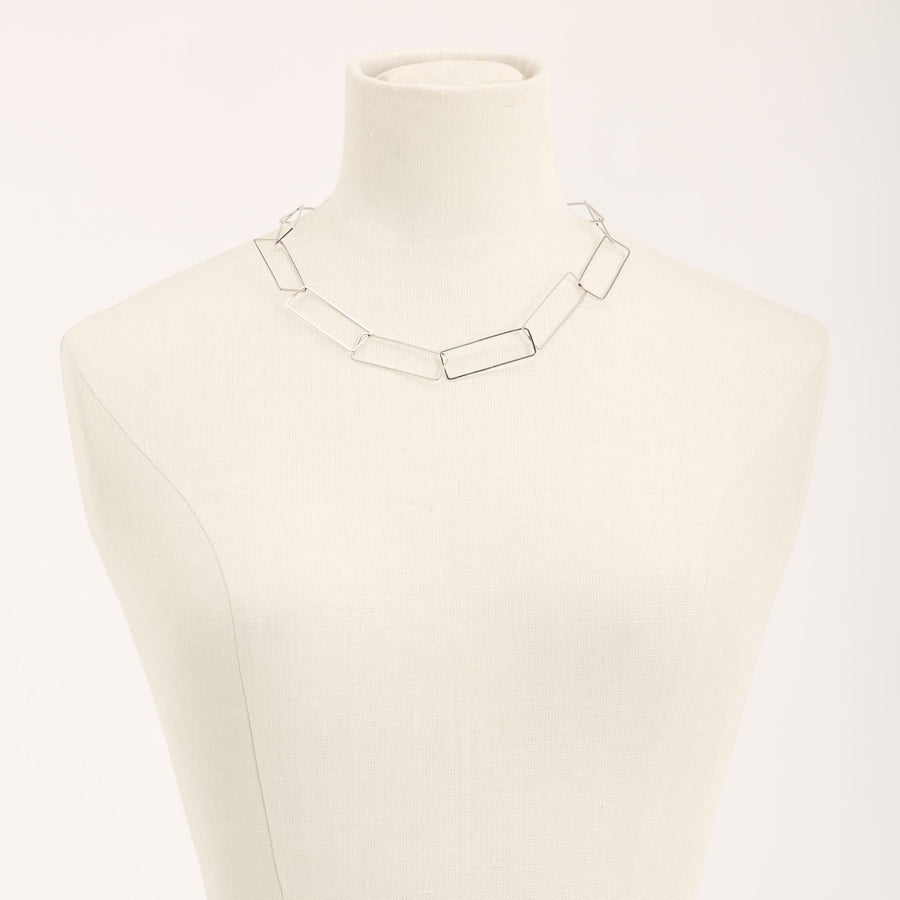 Collana Aria Corta Rodio in argento 925, su fondo chiaro