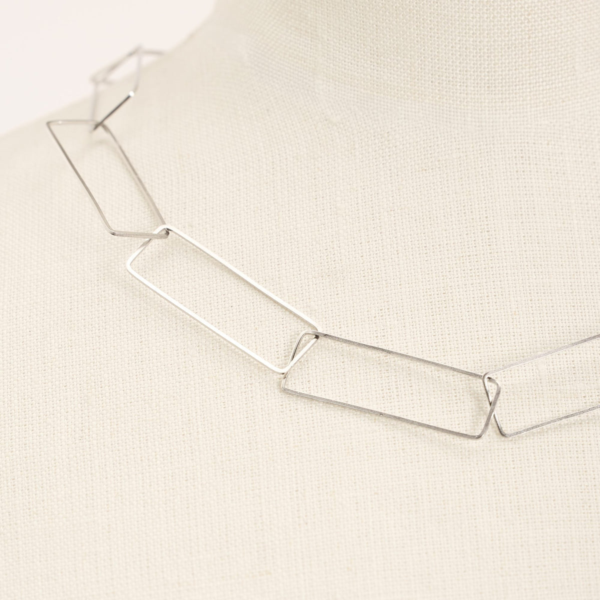 Collana Aria Corta Rodio in argento 925, dettaglio ravvicinato su fondo chiaro