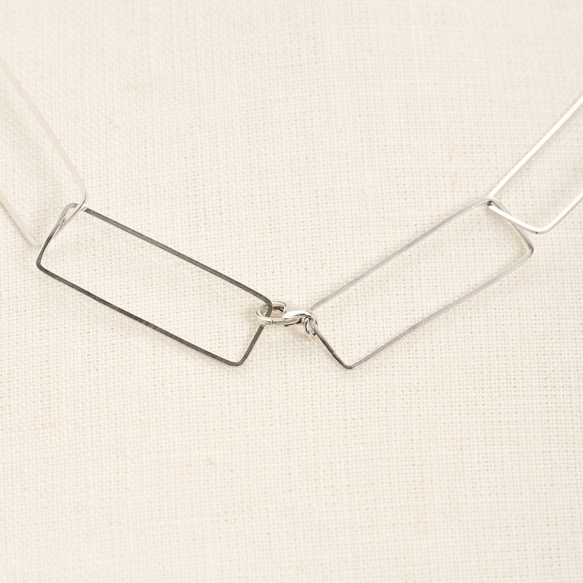 Collana Aria Corta Rodio in argento 925, su fondo chiaro