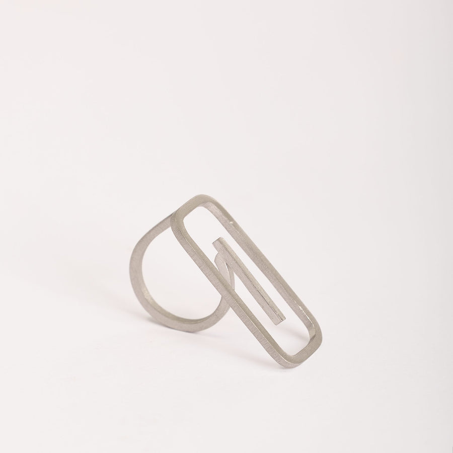 Anello Aria Rodio Satinato in argento 925, su fondo chiaro