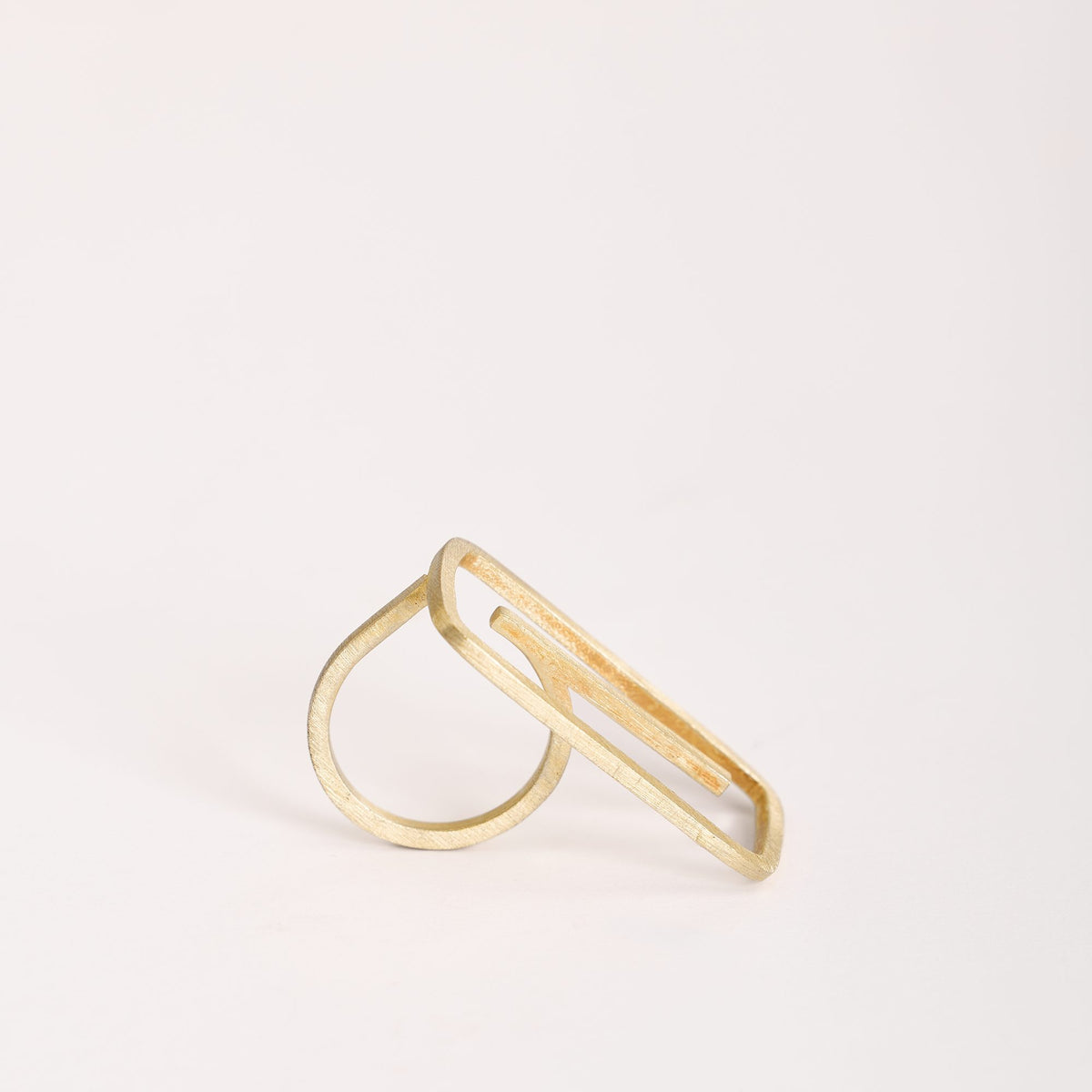 Anello Aria Oro Satinato in argento 925, dettaglio ravvicinato su fondo bianco