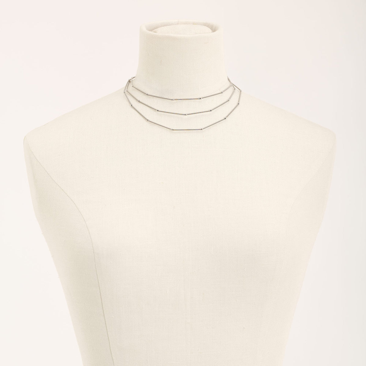 Collana Astro Tris Rodio in acciaio e argento rodiato, su fondo chiaro