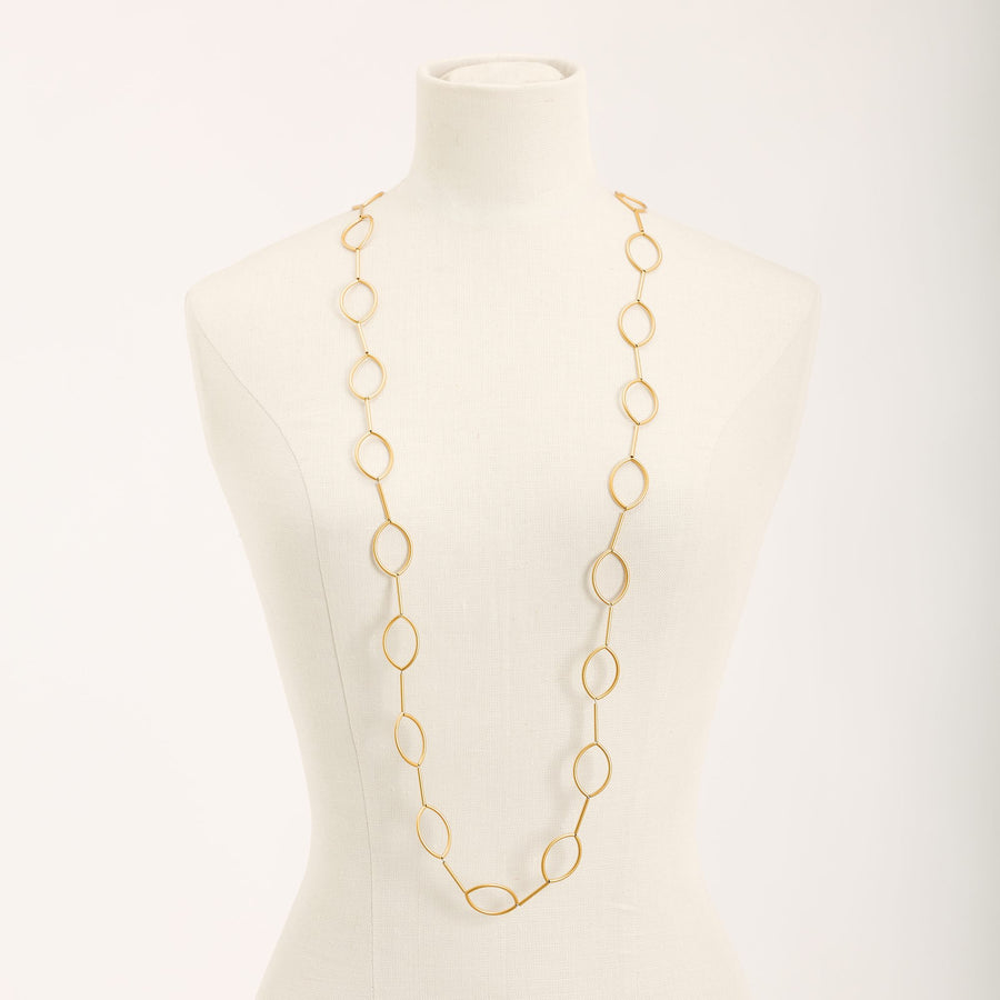 Collana Aurora Oro in tubini di ottone dorato satinato, su fondo chiaro