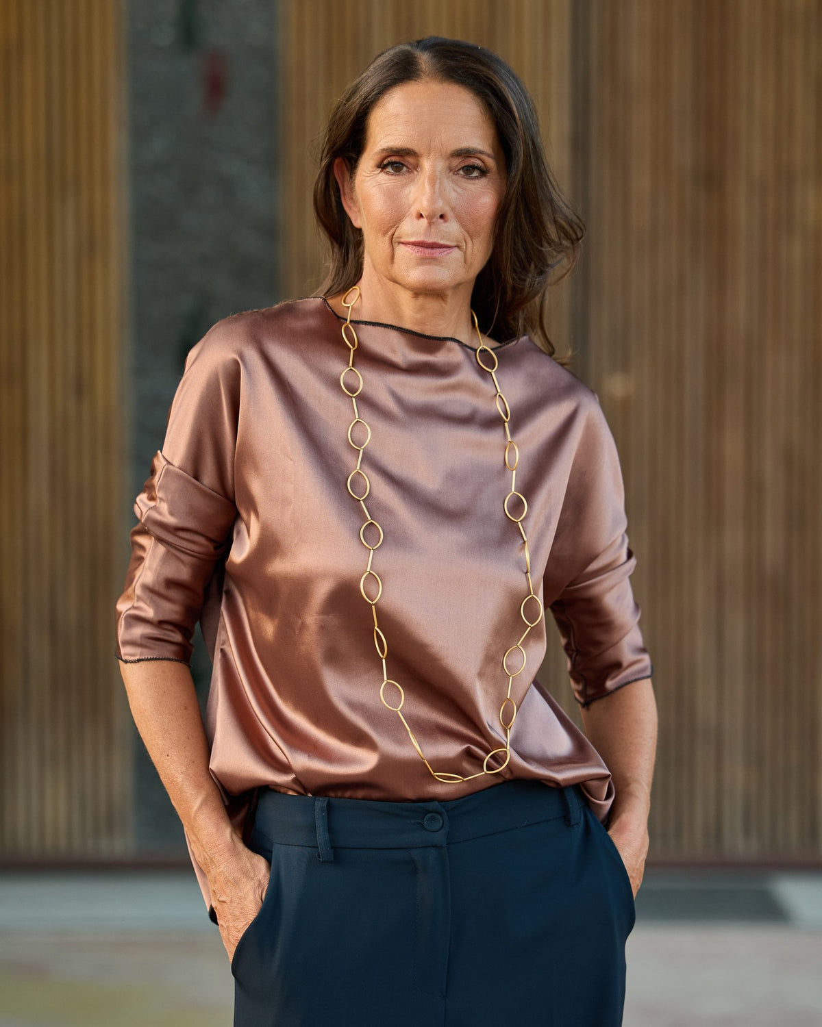 Collana Aurora Oro in tubini di ottone dorato satinato, indossata, dettaglio ravvicinato