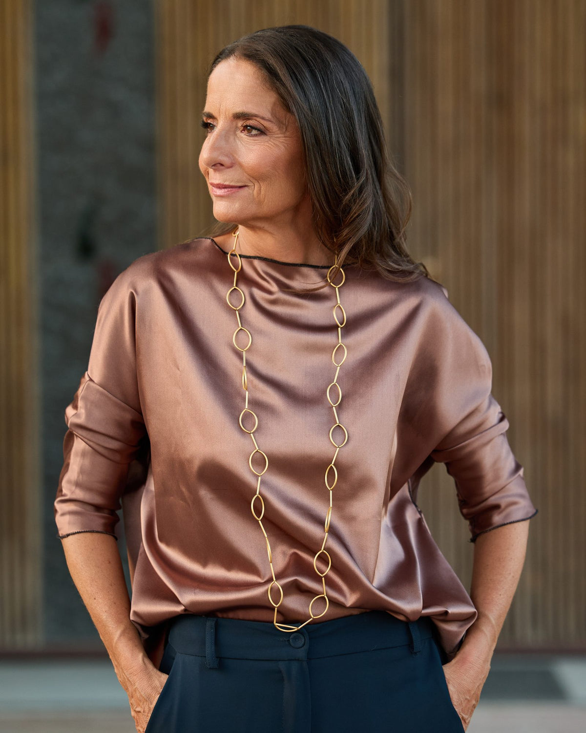 Collana Aurora Oro in tubini di ottone dorato satinato, indossata