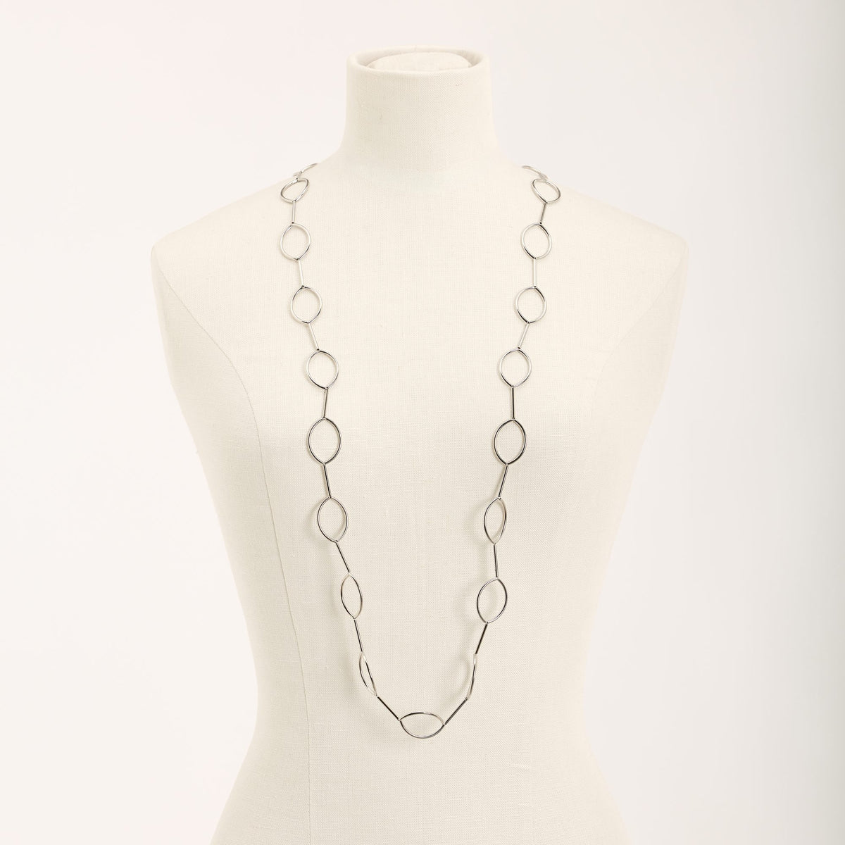 Collana Aurora Rodio in tubini in ottone rodiato, su fondo chiaro