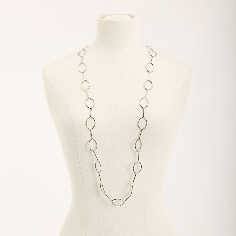 Collana Aurora Rodio in tubini in ottone rodiato, su fondo chiaro