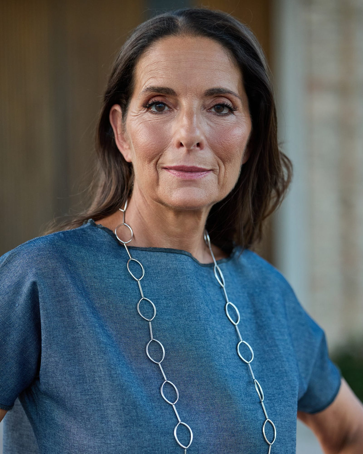 Collana Aurora Rodio in tubini in ottone rodiato, indossata