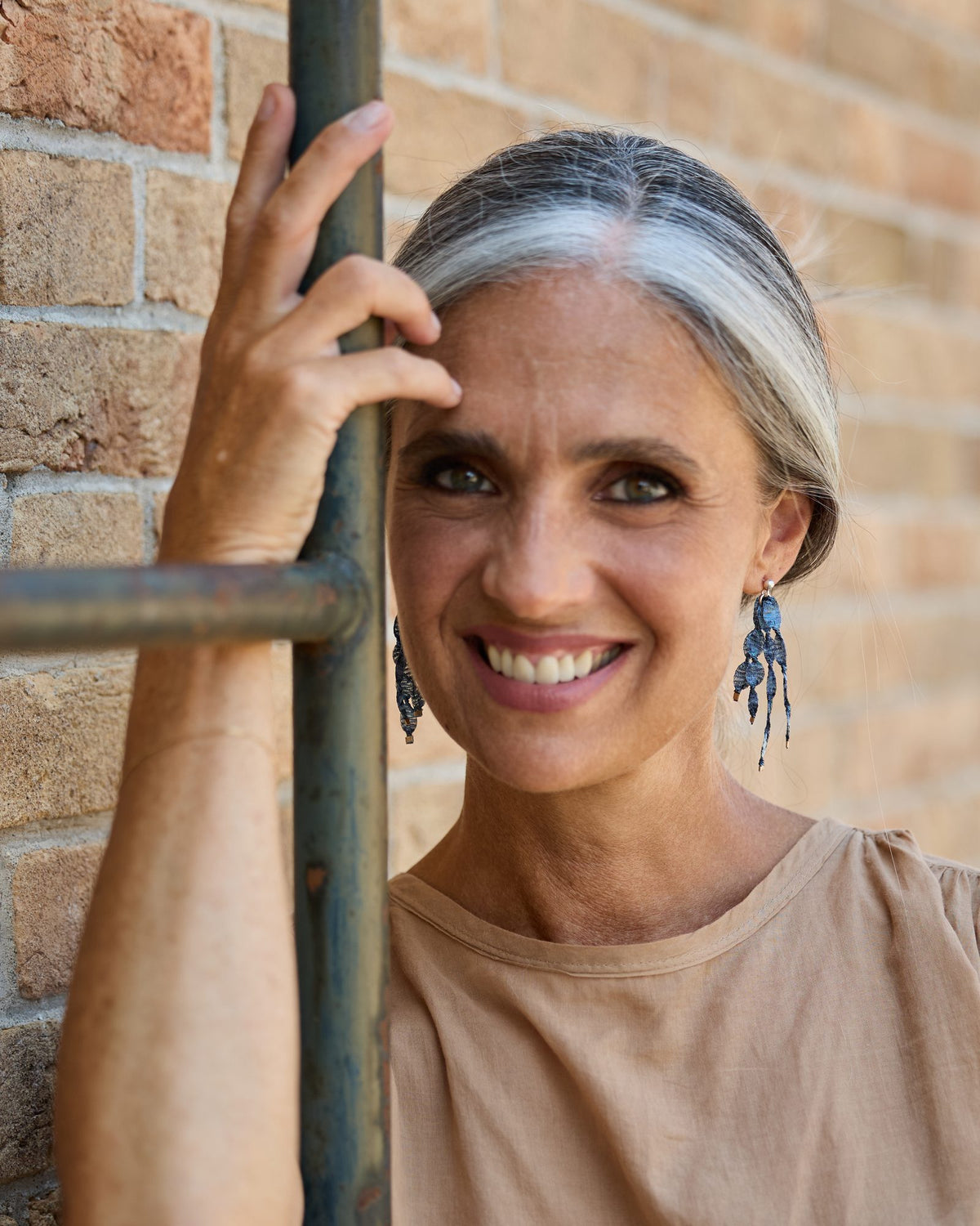 Donna con gli Orecchini Caurì