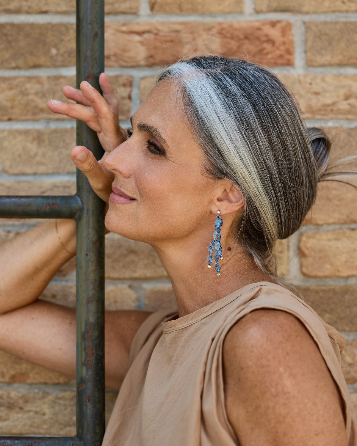 Donna con gli Orecchini Caurì