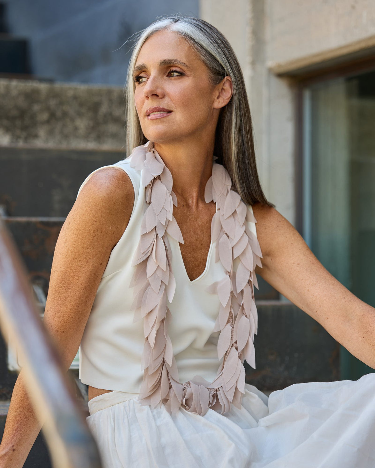 Donna con la Collana Colibrì