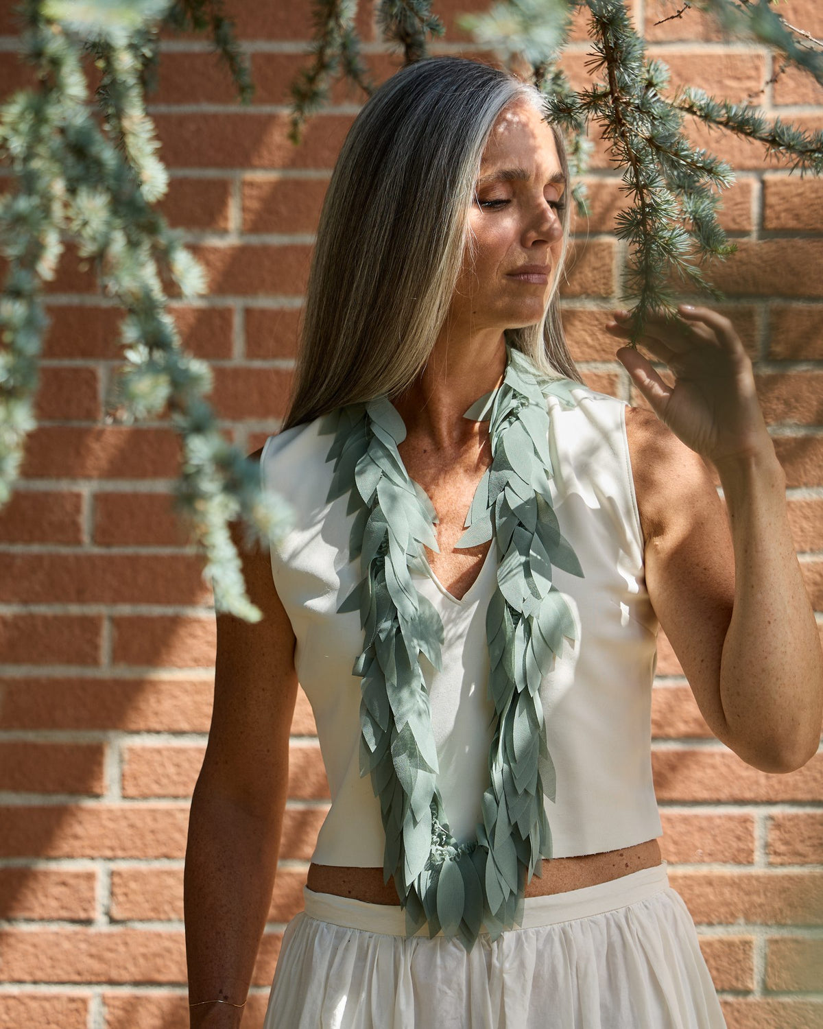 Donna con la Collana Colibrì