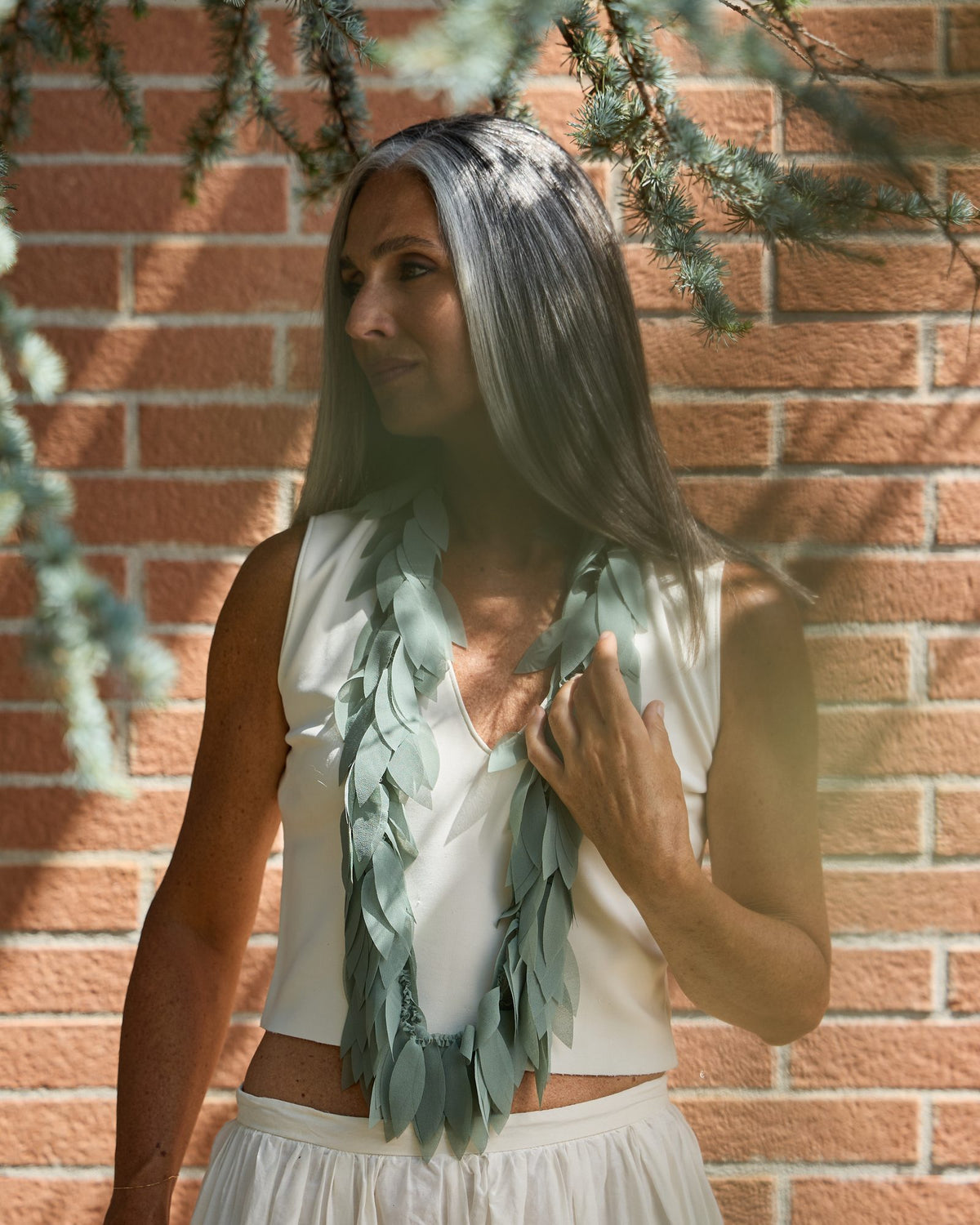 Donna con la Collana Colibrì