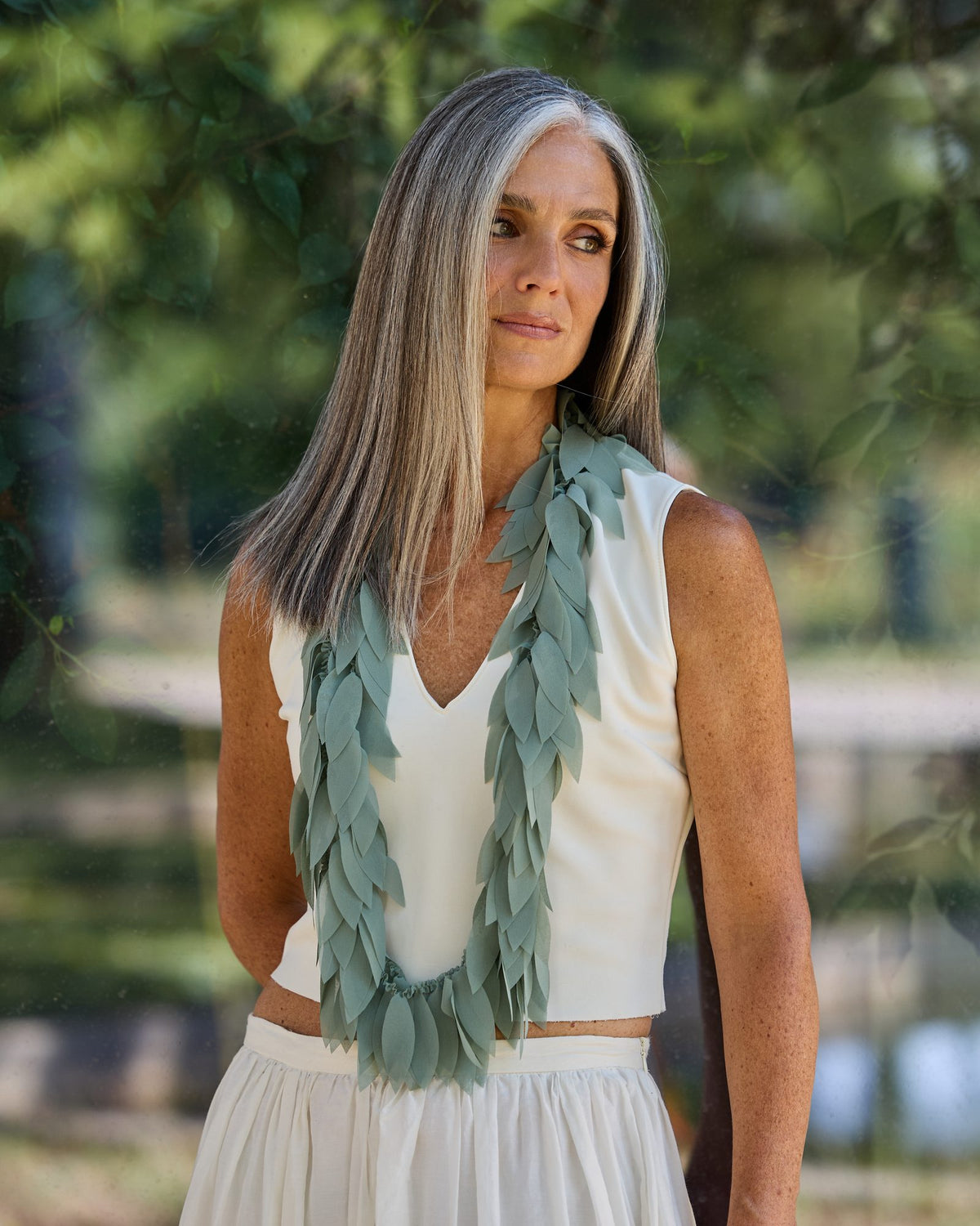 Donna con la Collana Colibrì