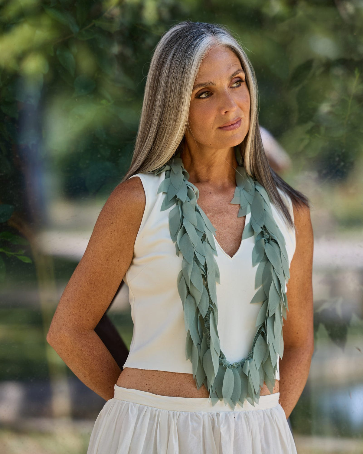 Donna con la Collana Colibrì