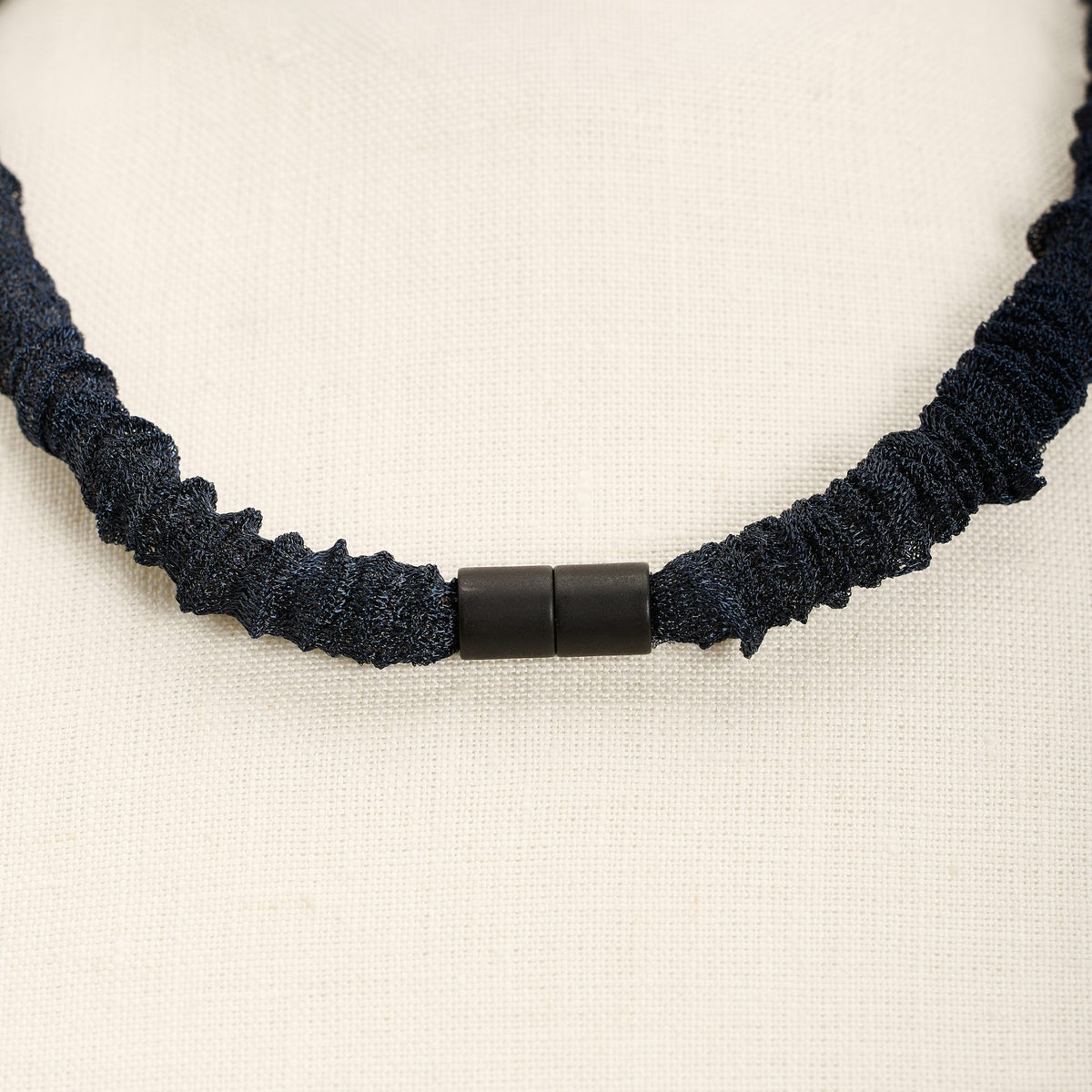 Collana Dafne, blu notte