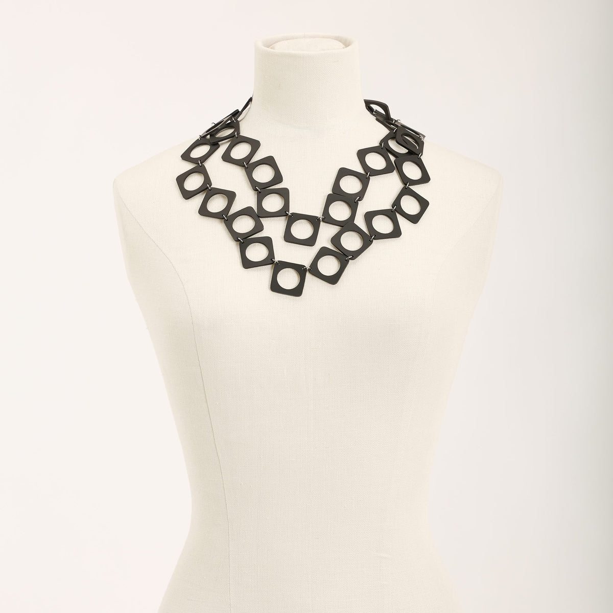 Collana Dama, nero