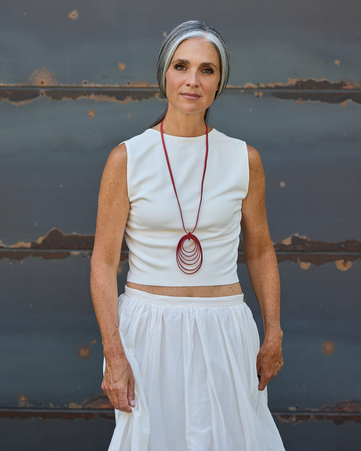 Donna con la Collana Disco Music