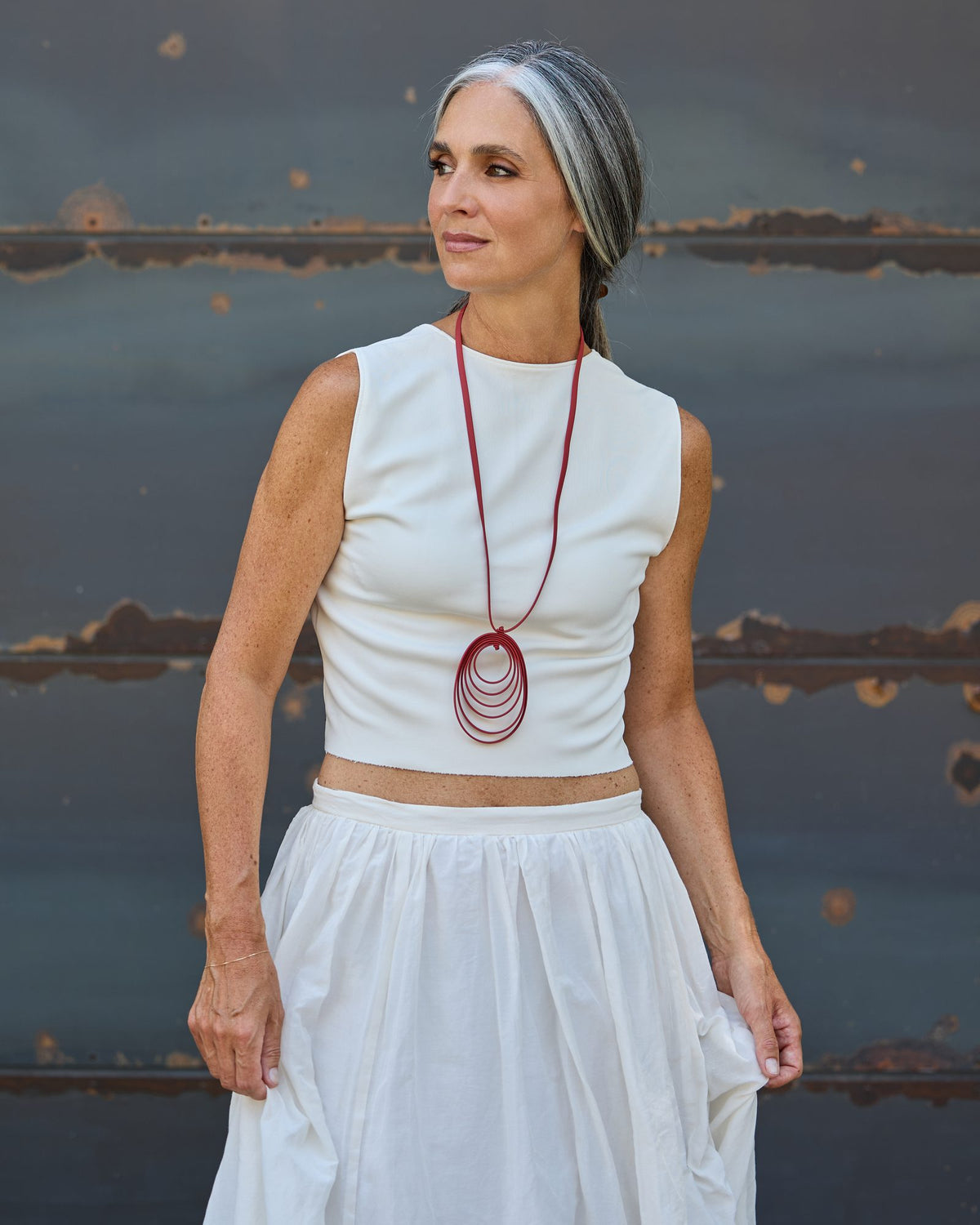 Donna con la Collana Disco Music