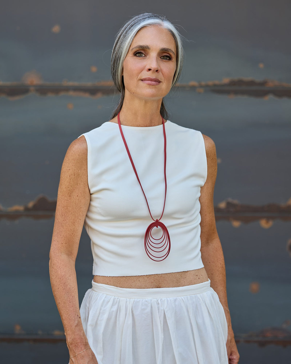 Donna con la Collana Disco Music