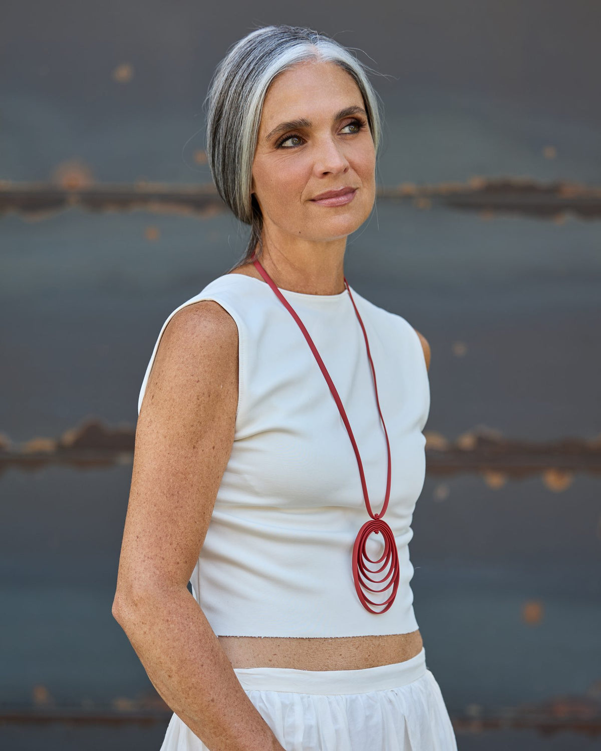 Donna con la Collana Disco Music