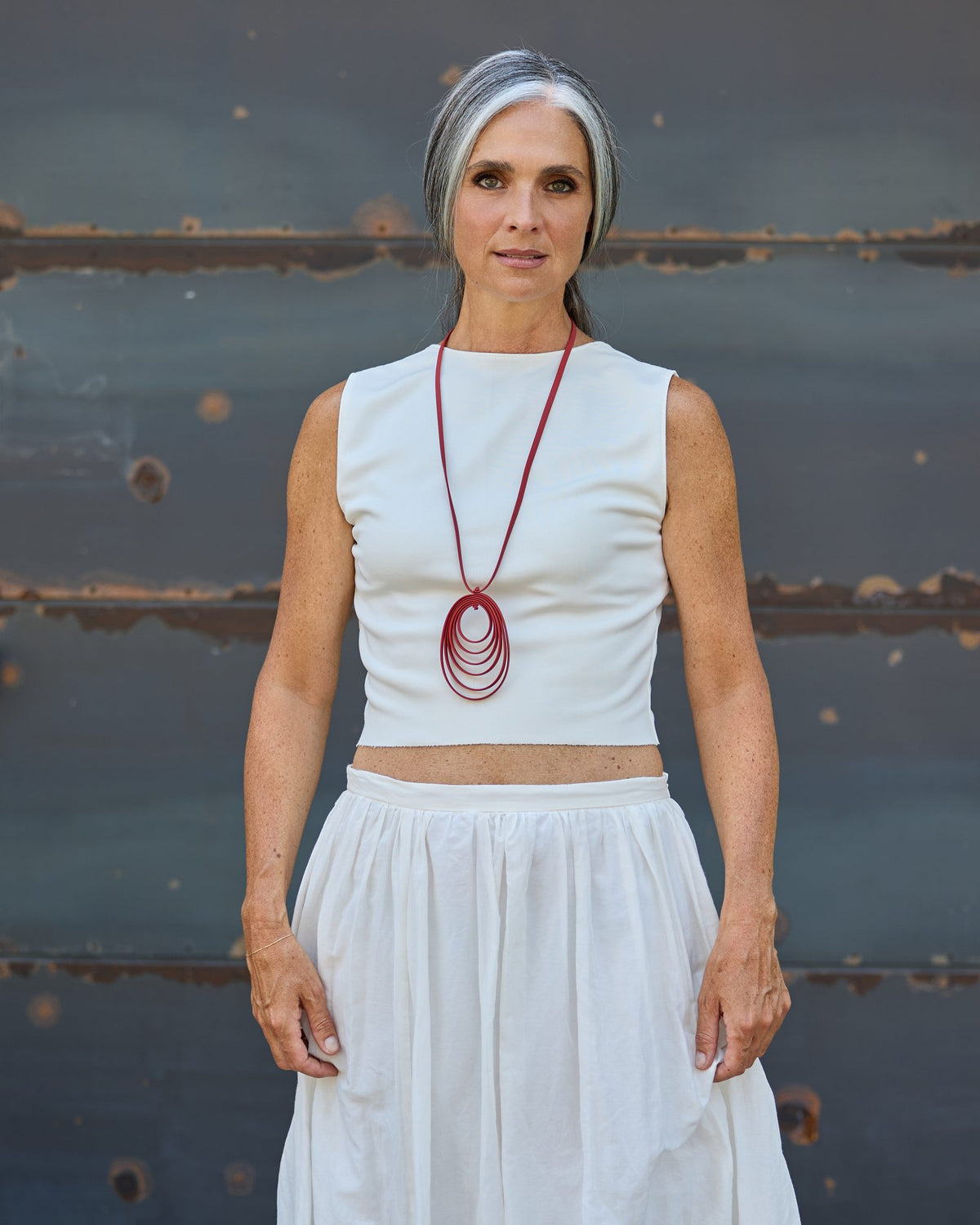 Donna con la Collana Disco Music