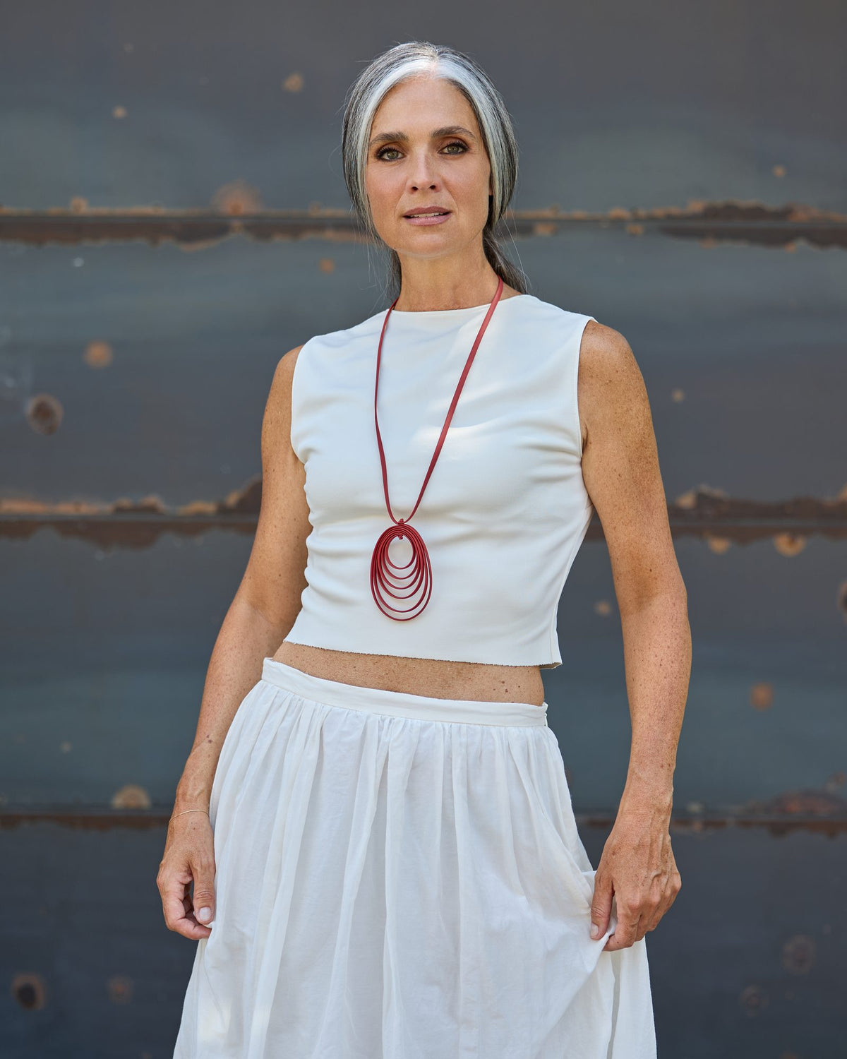 Donna con la Collana Disco Music