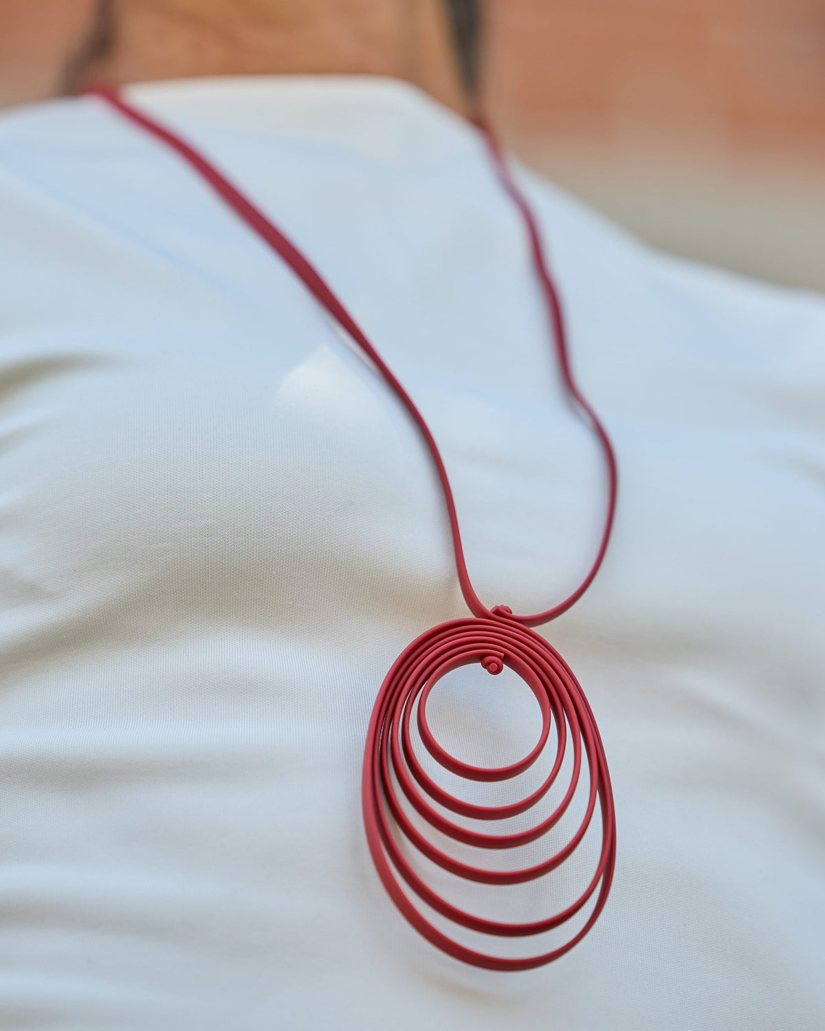 Donna con la Collana Disco Music