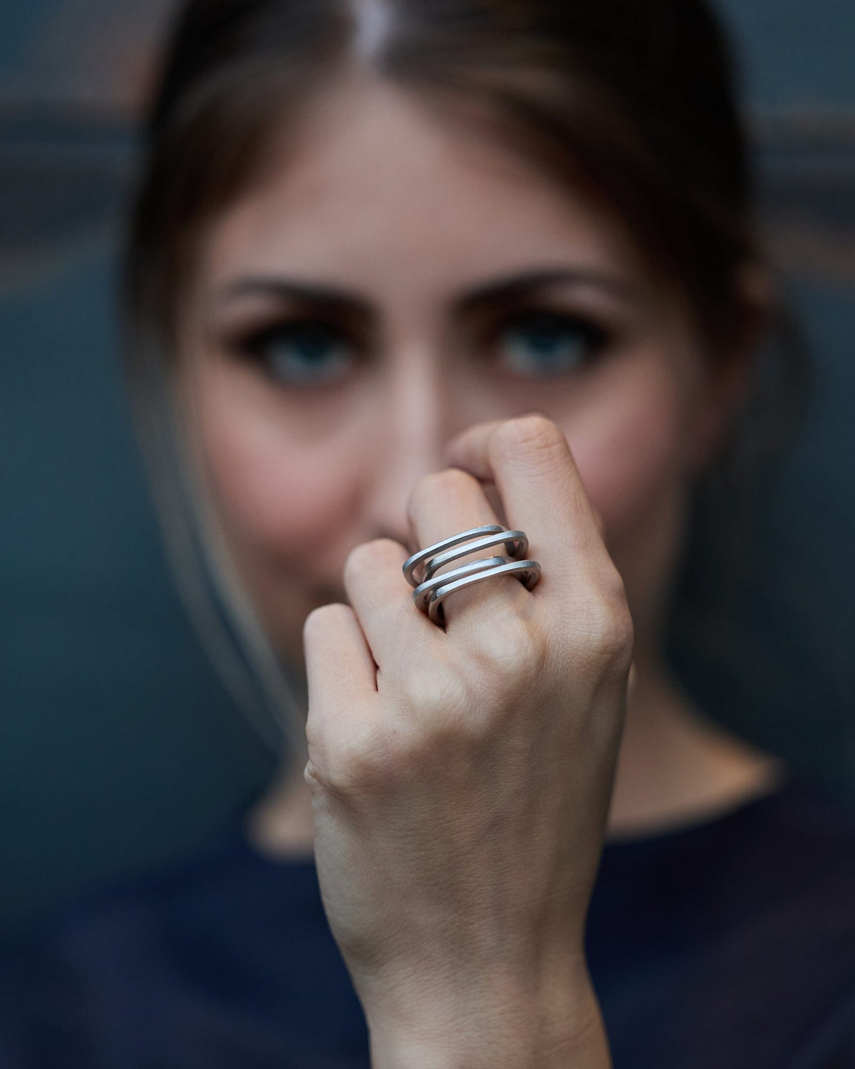 Anello Dubai Uno Rodio in argento 925 satinato, indossato