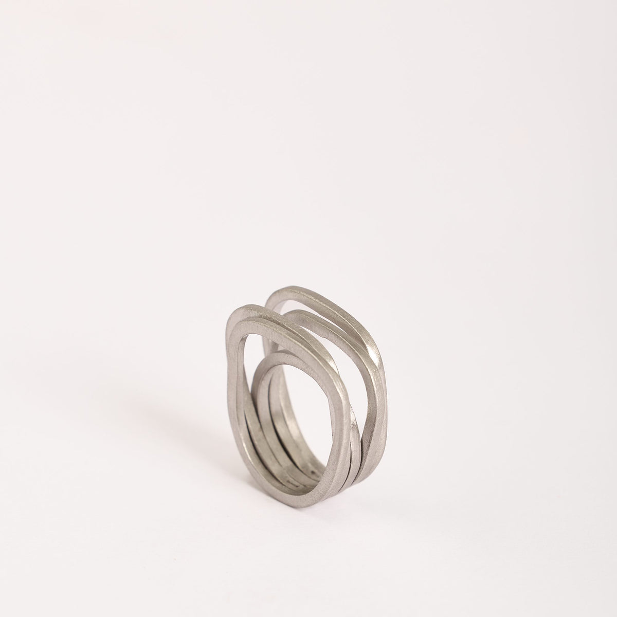 Anello Dubai Uno Rodio in argento 925 satinato, su fondo bianco