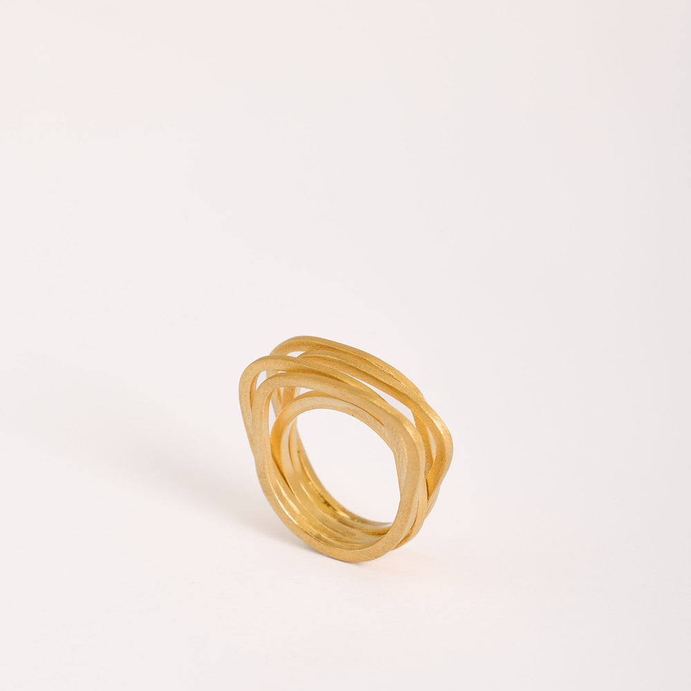 Anello Dubai Uno Oro in argento 925 satinato, dettaglio ravvicinato su fondo bianco