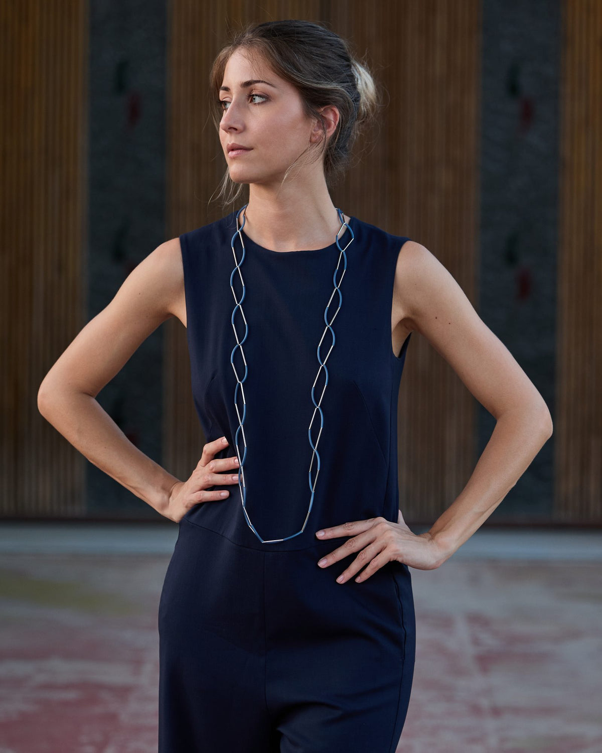 Donna con la Collana Due a Due Rodio