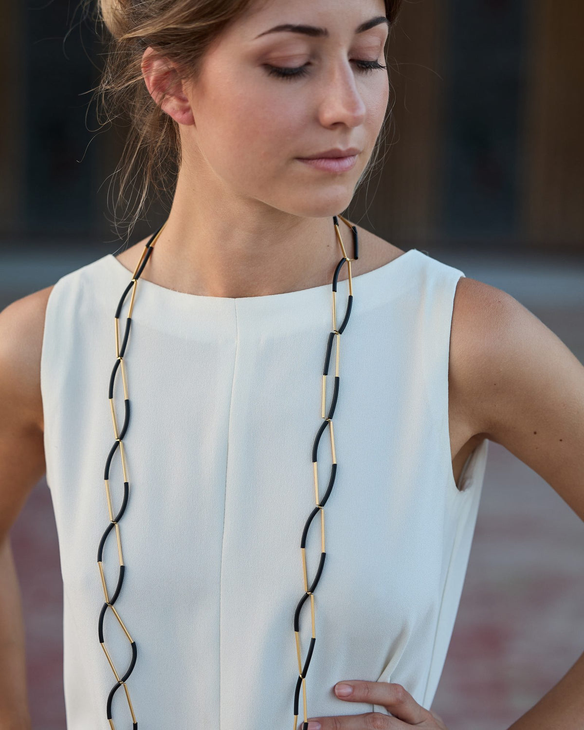 Donna con la Collana Due a Due Oro