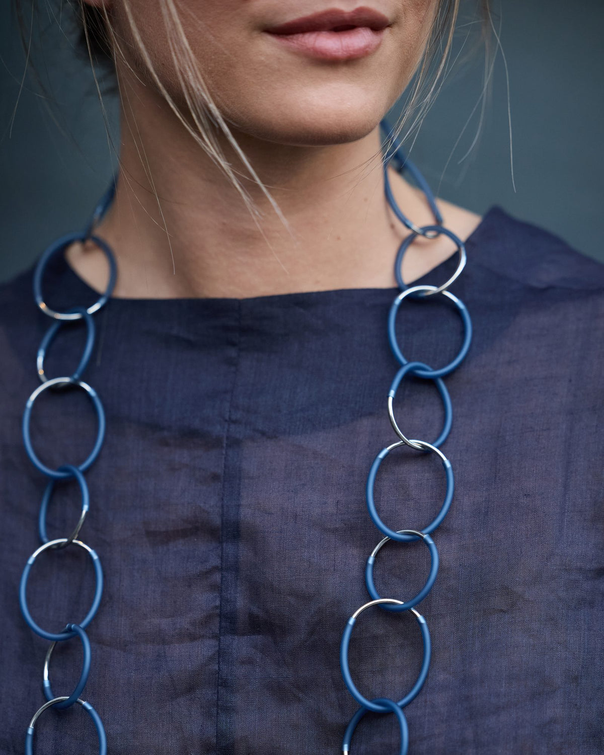 Donna con la Collana Eclissi Lunga Rodio