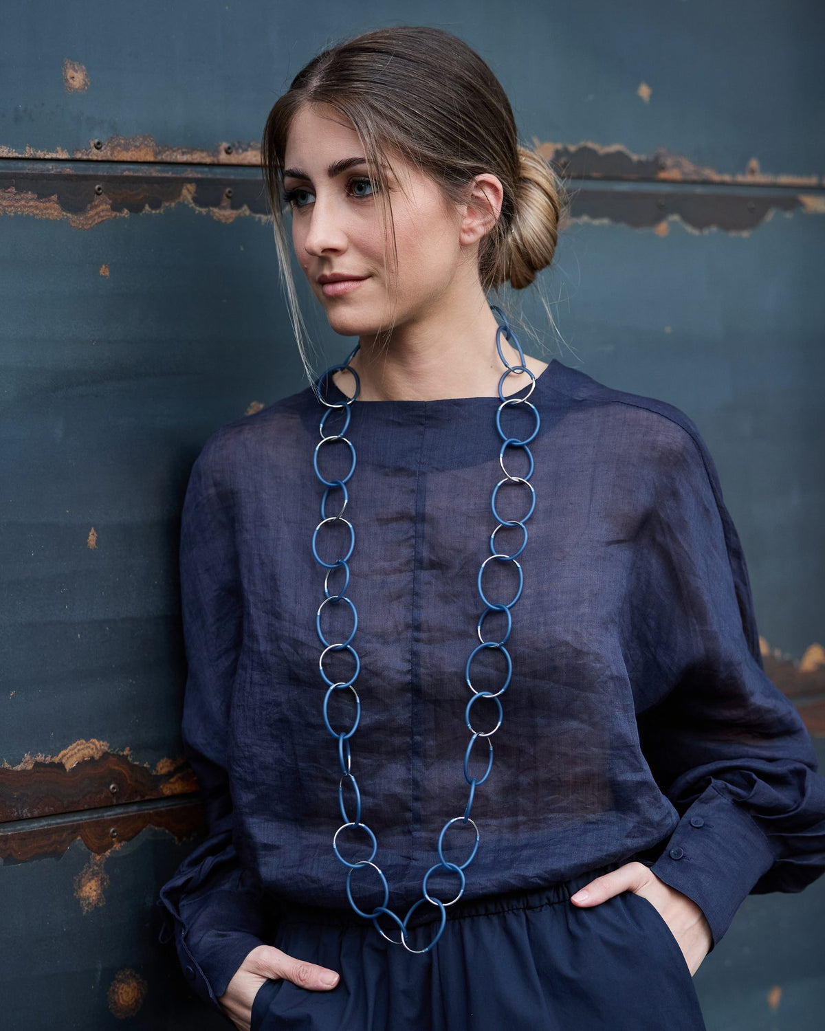 Donna con la Collana Eclissi Lunga Rodio
