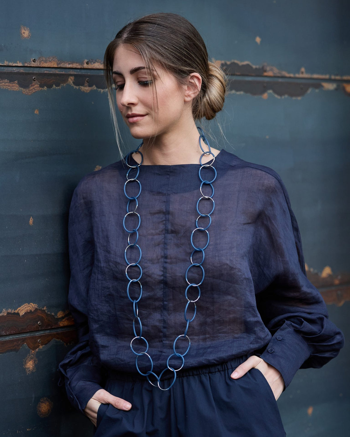 Donna con la Collana Eclissi Lunga Rodio