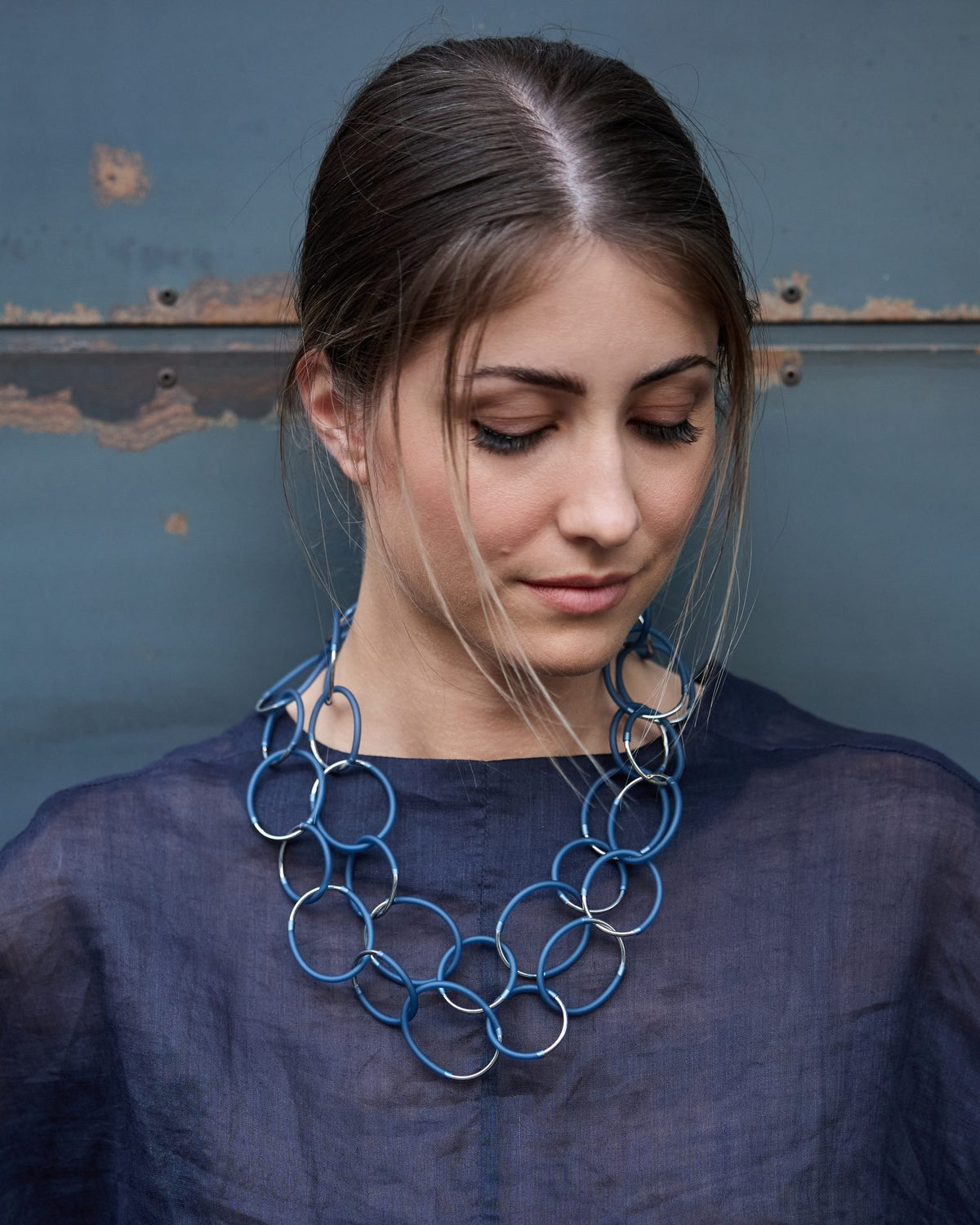 Donna con la Collana Eclissi Lunga Rodio