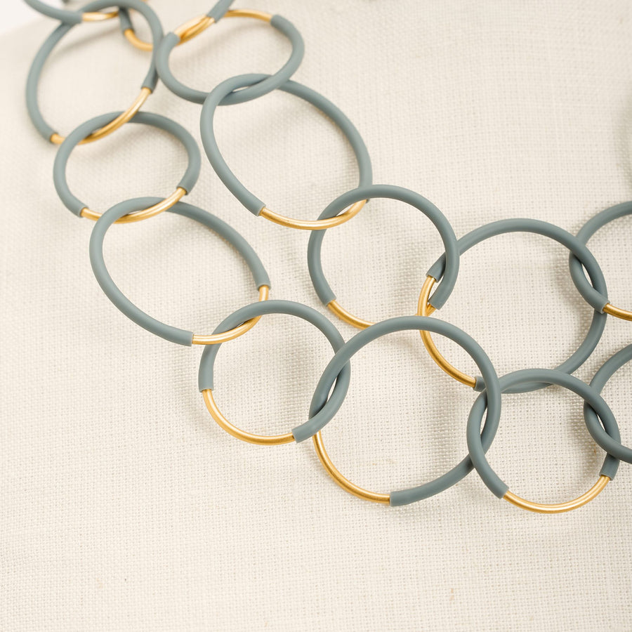 Long Eclissi Necklace in gold, detail
