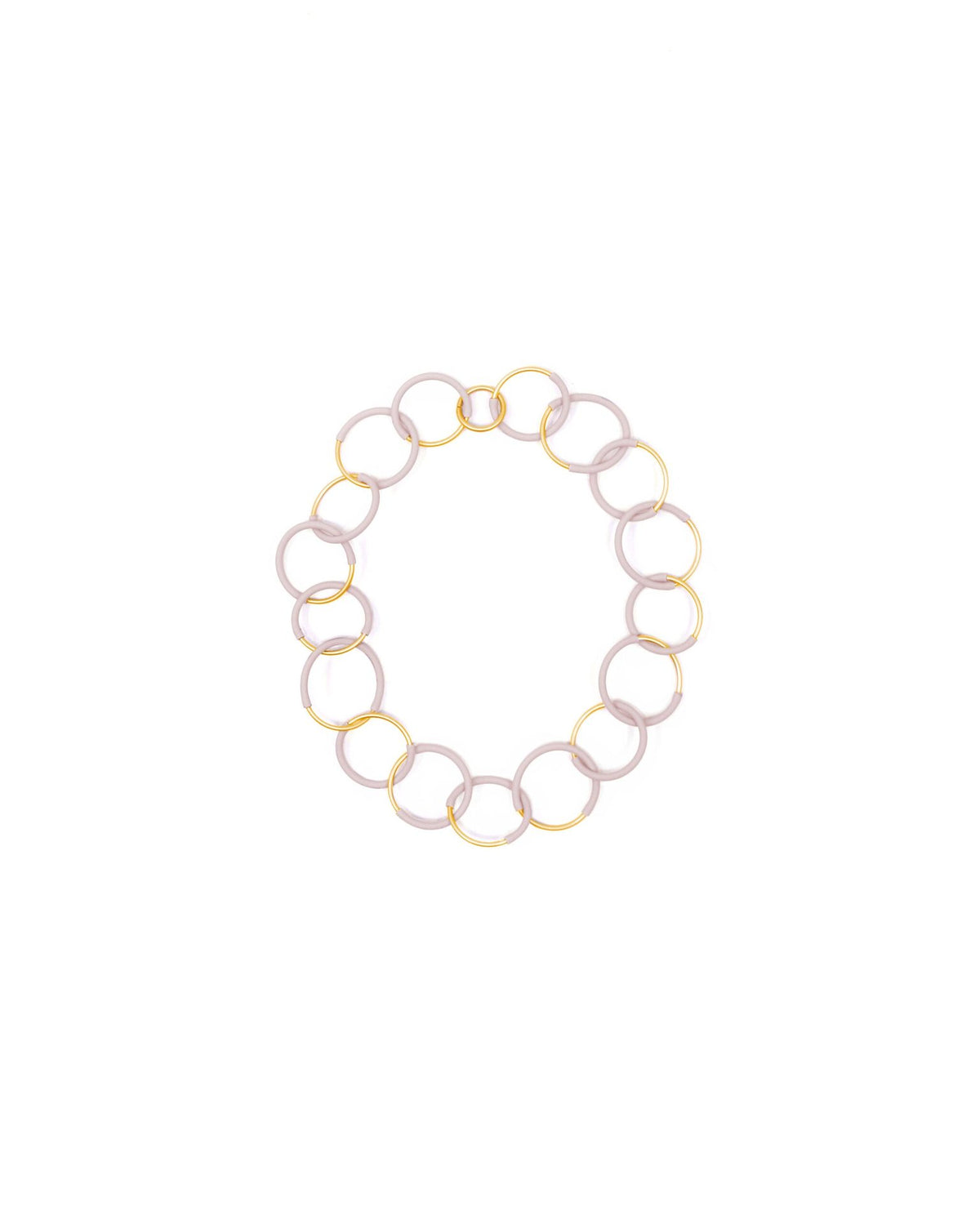 Donna con la Collana Eclissi Corta Oro