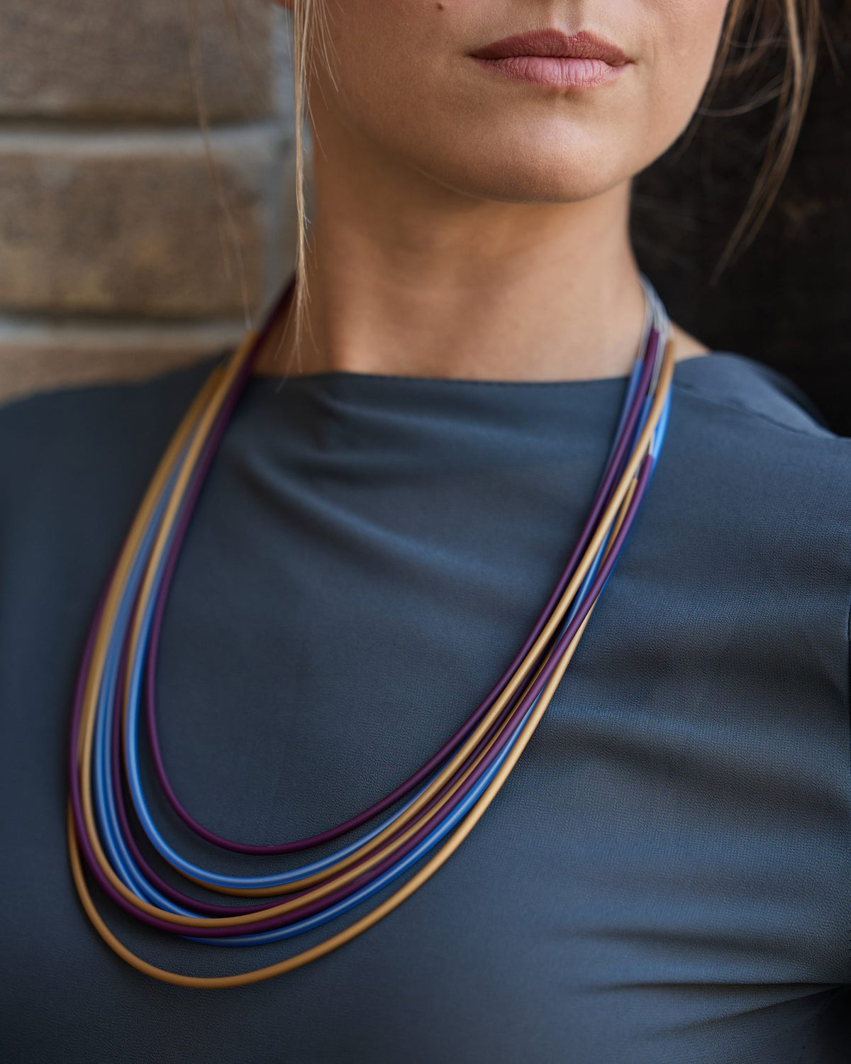 Donna con la Collana Eco Corta