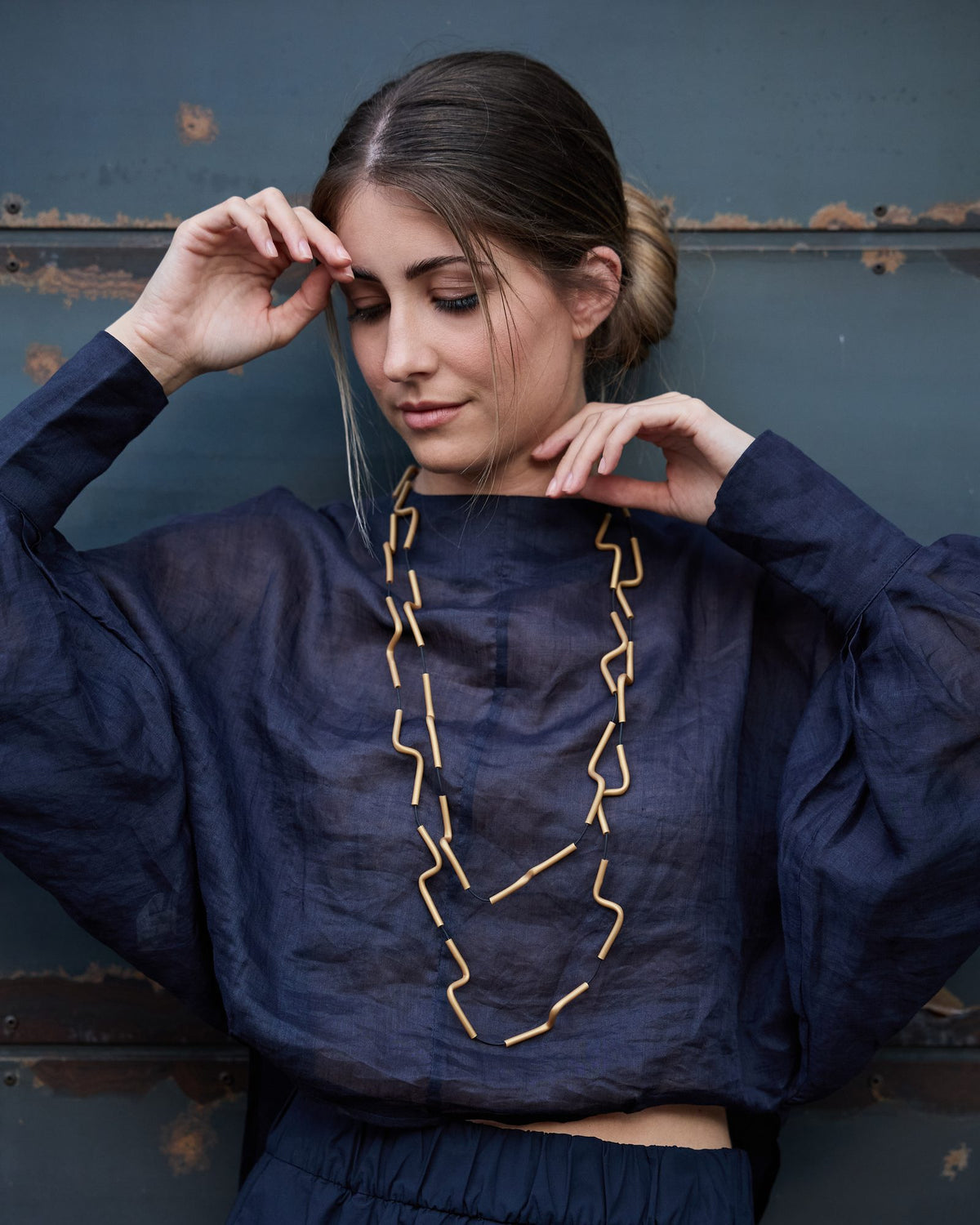 Donna con la Collana Esse