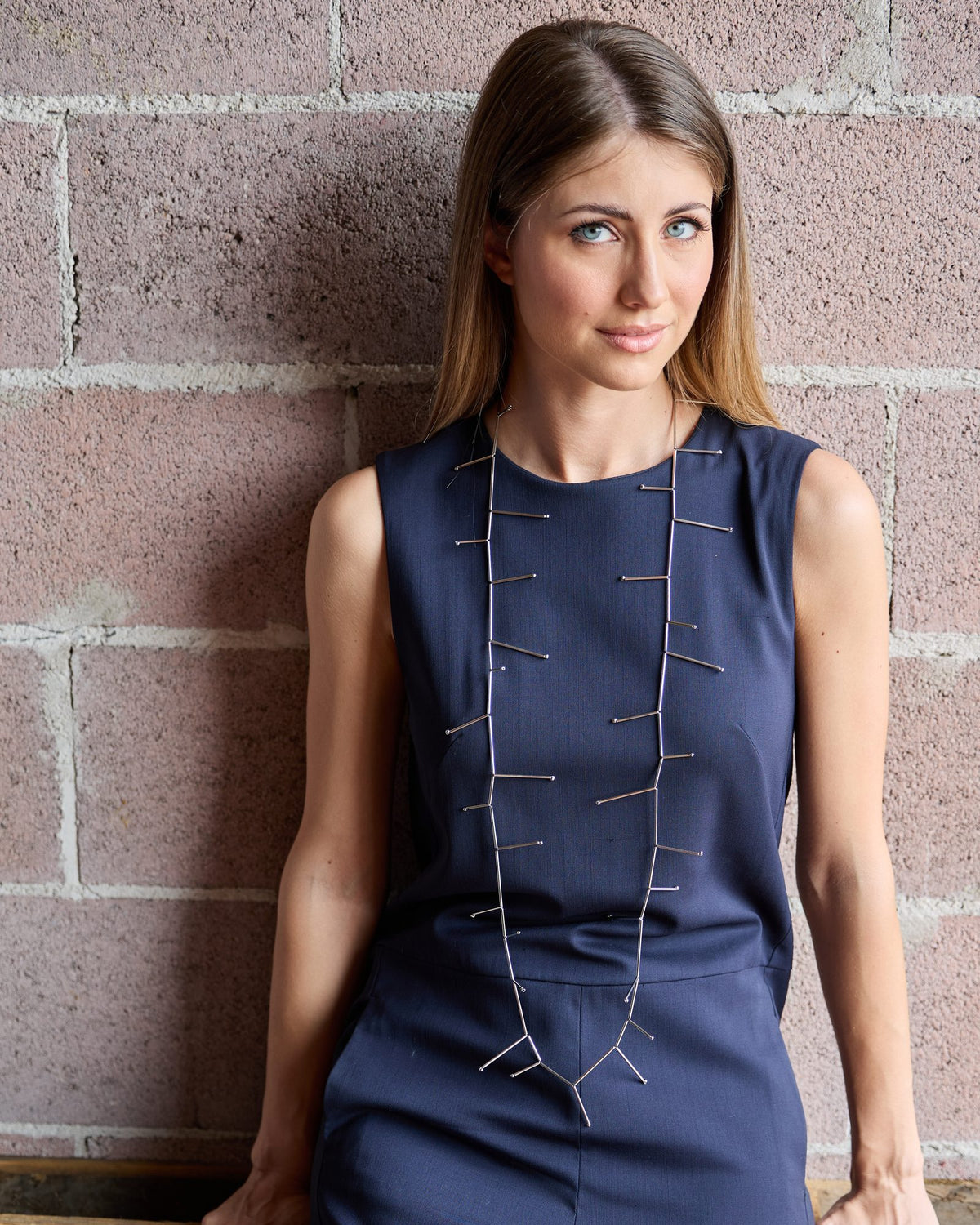 Collana Fenice Lunga Rodio in ottone rodiato e sfere in acciaio, indossata