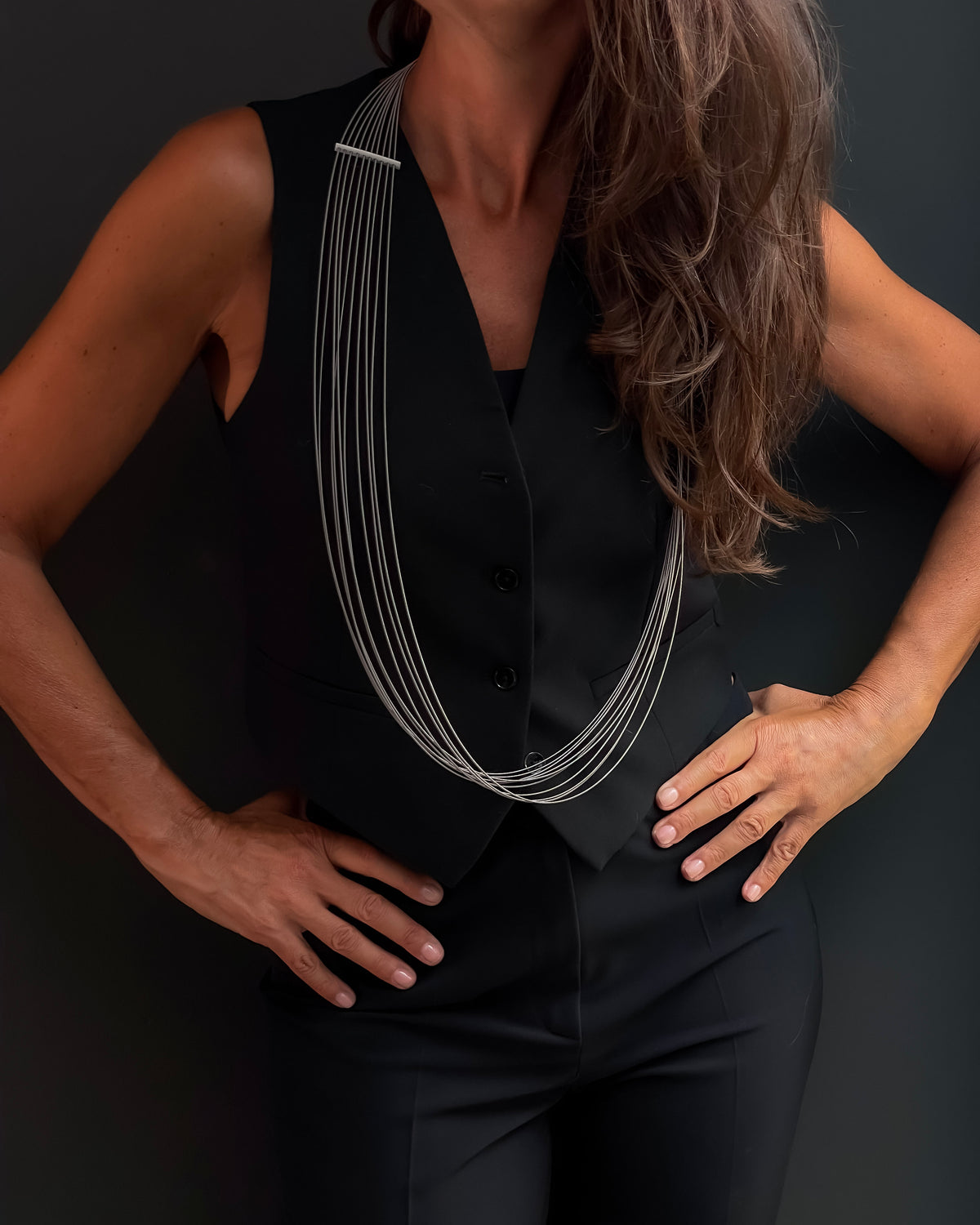 Donna con la Collana Flow