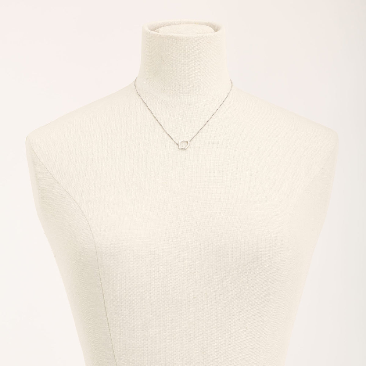 Collana I'mperfect Rodio in argento 925, su fondo chiaro