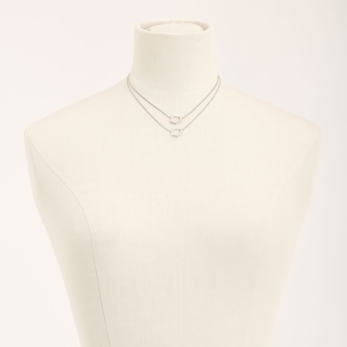 Collana I'mperfect Rodio in argento 925, su fondo chiaro