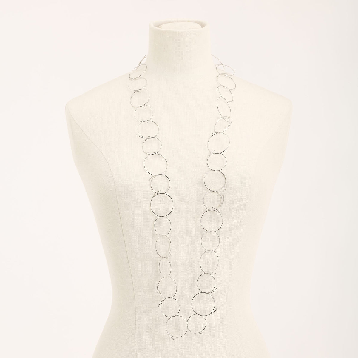 Collana Junction Rodio in argento 925, su fondo chiaro