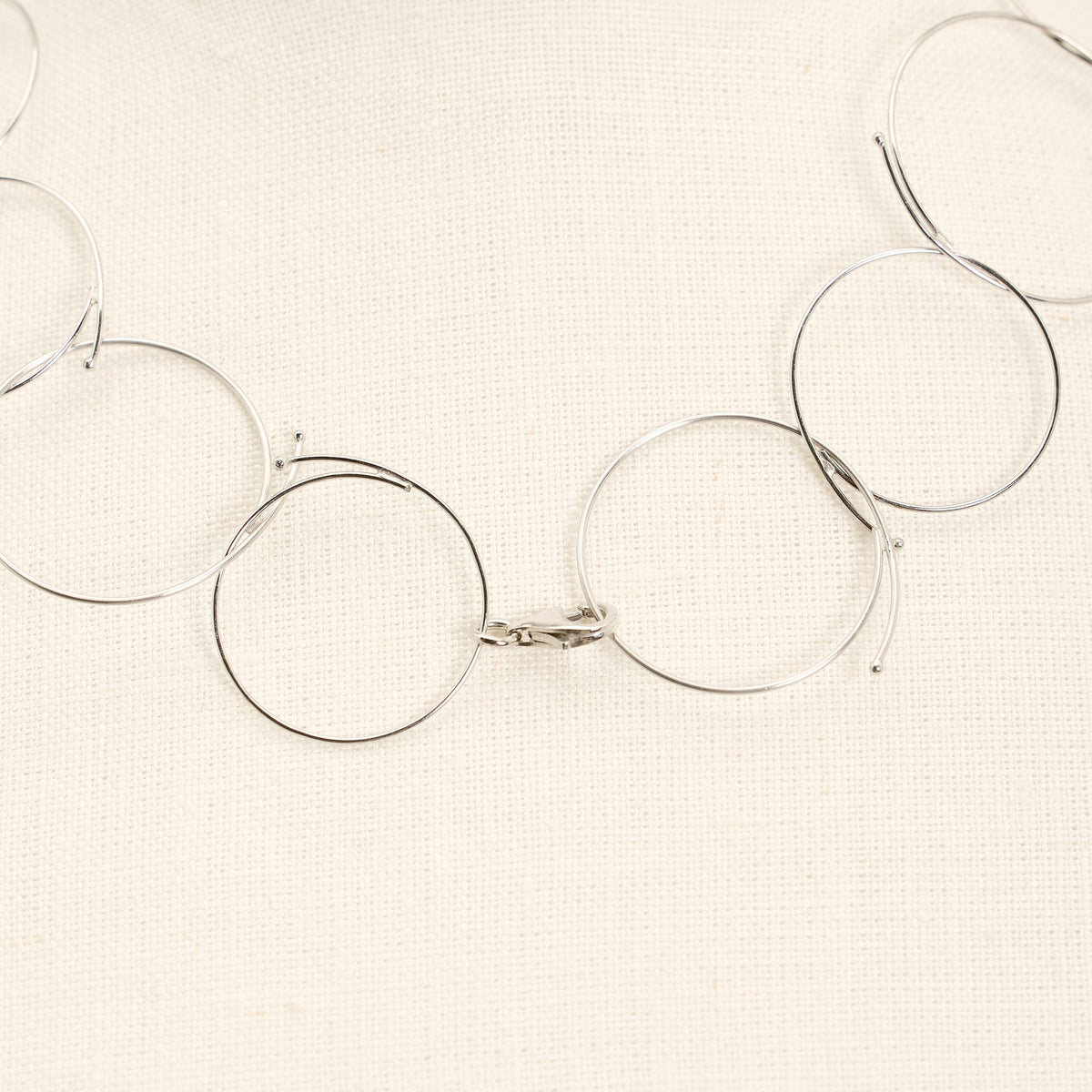 Collana Junction Rodio in argento 925, su fondo chiaro