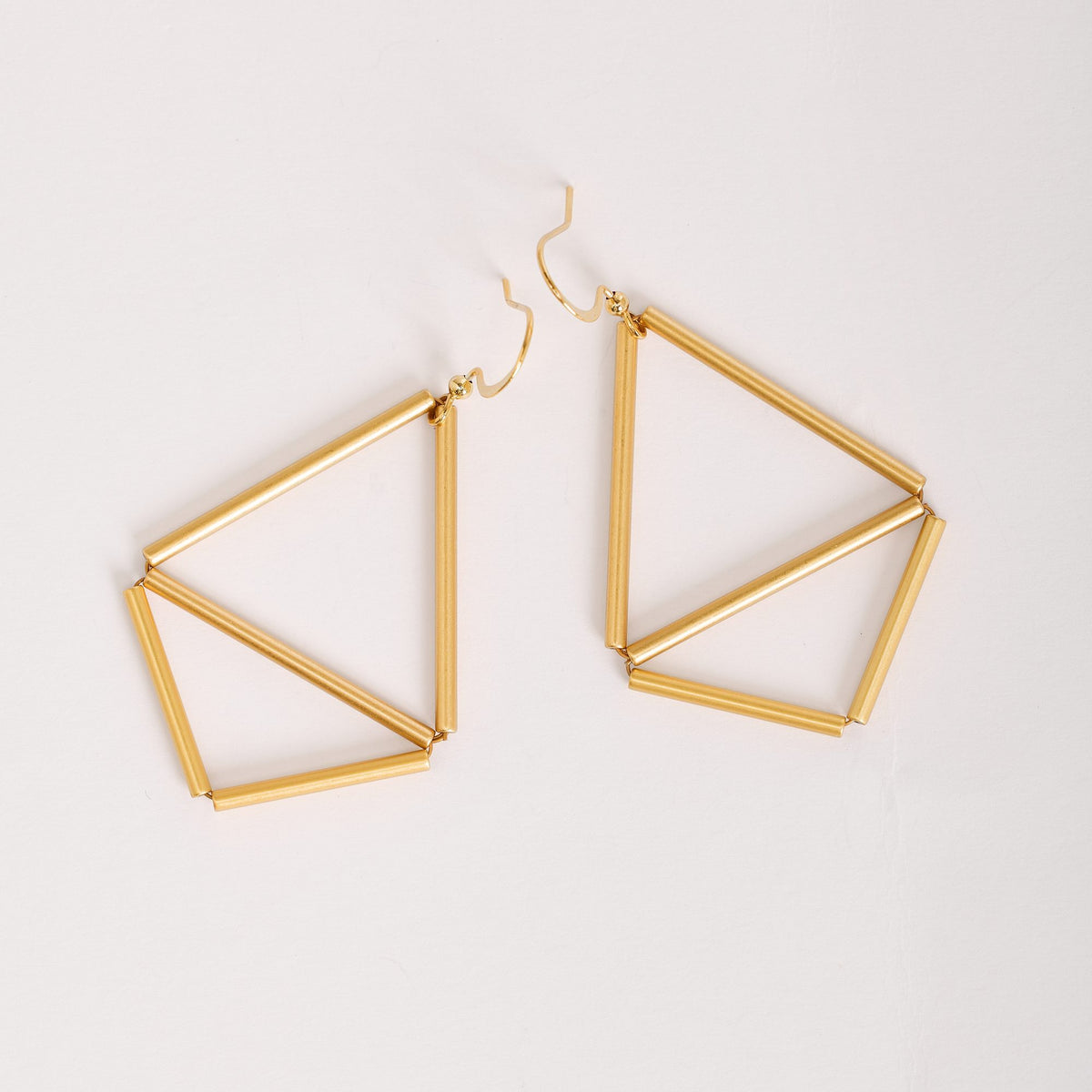 Orecchini Kite 1 Oro in ottone dorato satinato e argento dorato, su fondo chiaro